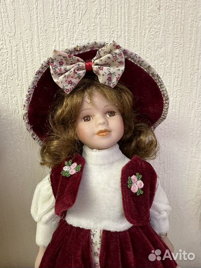 Кукла фарфоровая