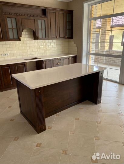 Кухня на заказ Полустровная в Потолок