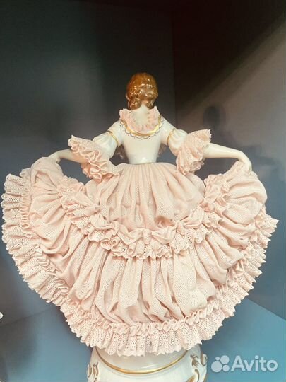 Кружевная фарфоровая статуэтка