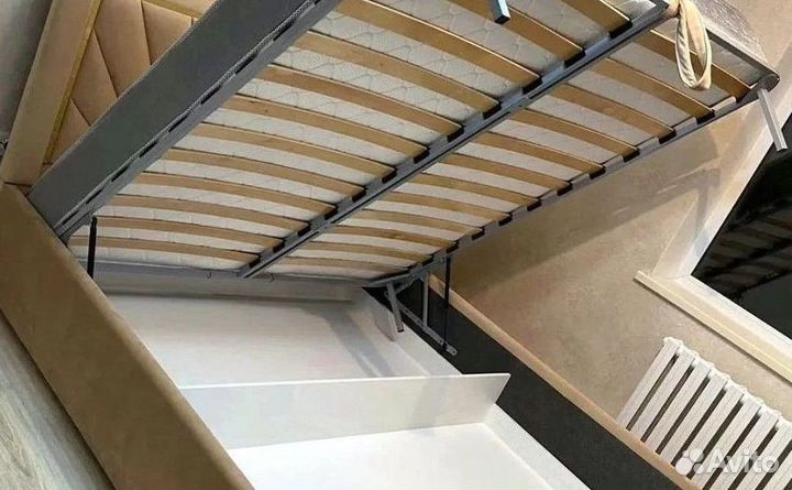 Двуспальная кроватьс мягким изголовьем