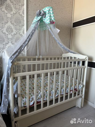 Детская кроватка с универсальным маятником