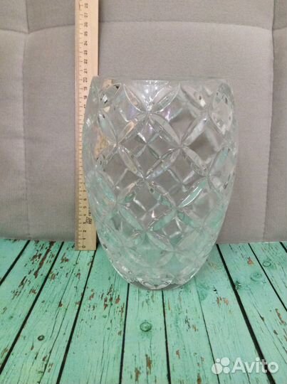 Посуда, ваза хрустальная, рюмки цветные
