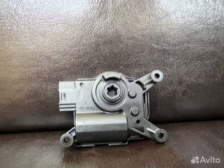 Моторчик заслонки отопителя бу Skoda Octavia A7