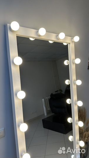 Гримерное зеркало с лампочками