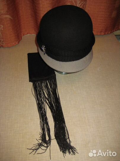 Женская черно-серая фетровая шляпка с шарфиком