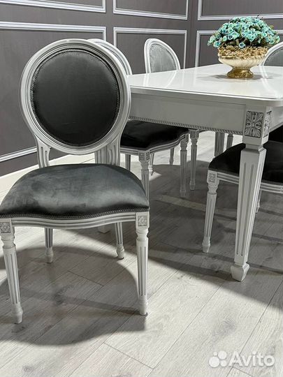 Стол и стулья