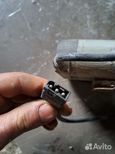 Клапан гидроподвески задний на Mercedes W140