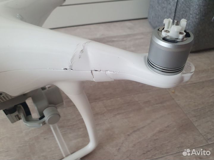 Квадрокоптер DJI Phantom 4