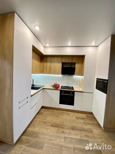 Кухня на заказ под потолок