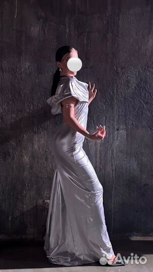 Длинное платье с капюшоном