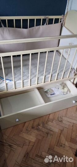 Детская кроватка с поперечным маятником