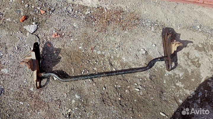 Штатная буксировочная проушина Mitsubishi Pajero 4