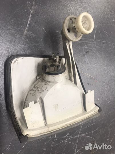 Указатель поворота передний правый Мерседес 190 w2