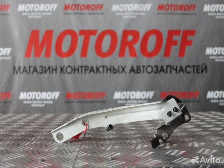 Шарнир капота правый Ниссан Эльгранд E51 А637