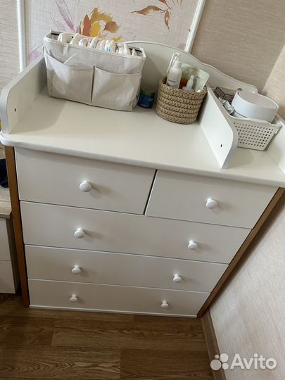 Детская кровать и пеленальный комод