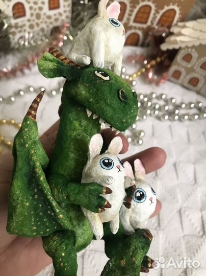Ватная елочная игрушка Дракон с зайчиками