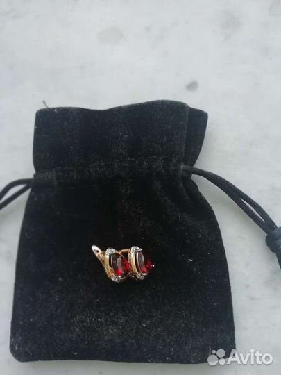 Серьги с камнем