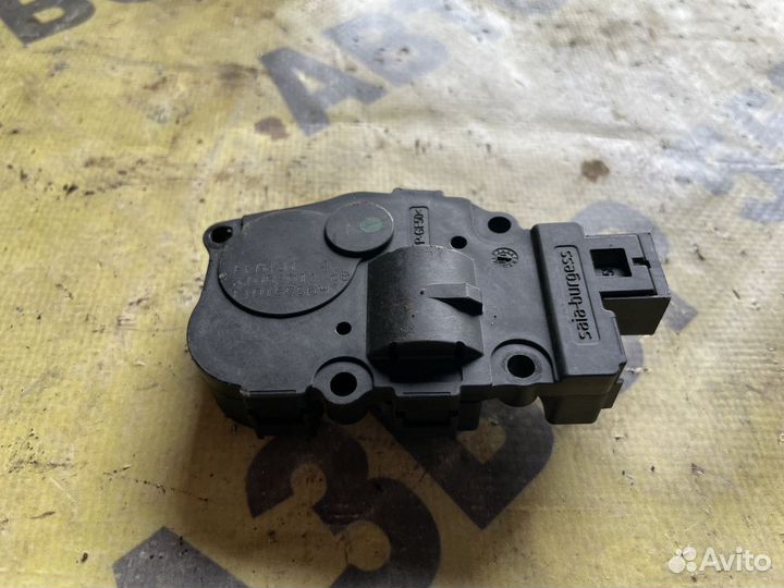 Моторчик заслонки отопителя BMW X1 E84