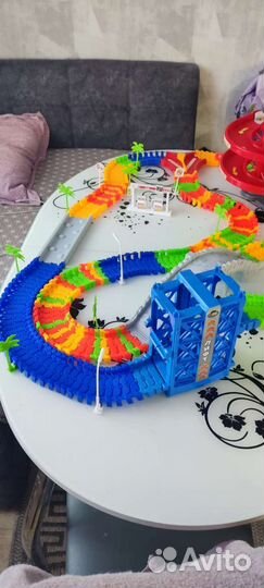 Гибкий трек с лифтом и парковкой без машин