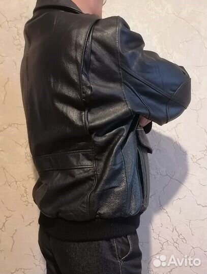 Мужской кожаный бомбер