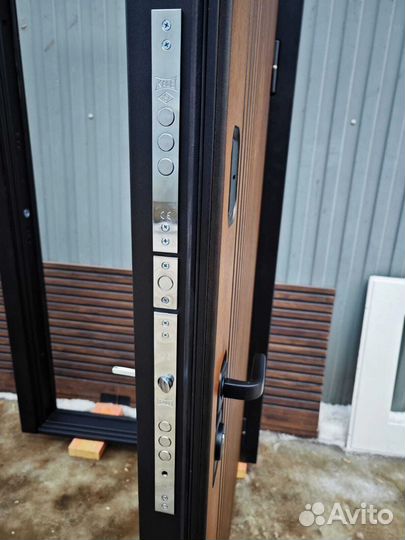 Дверь входная металлическая