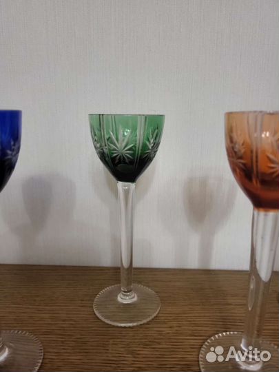 Старинные рюмки на ножке,цветной хрусталь