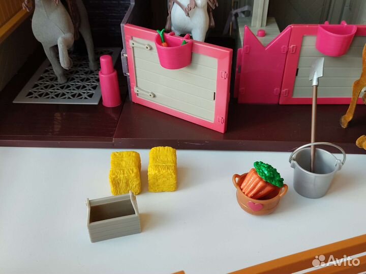 Конюшня lori с лошадьми