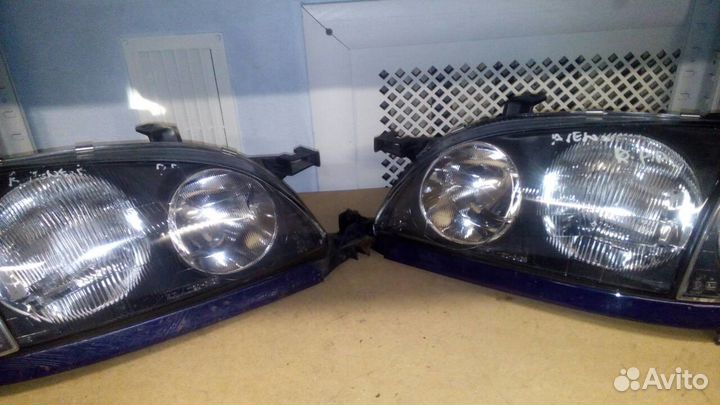 Фара права и левая Toyota Avensis 01г б/у оригинал