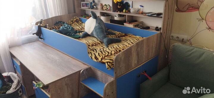 Детская кровать чердак со столом и шкафом