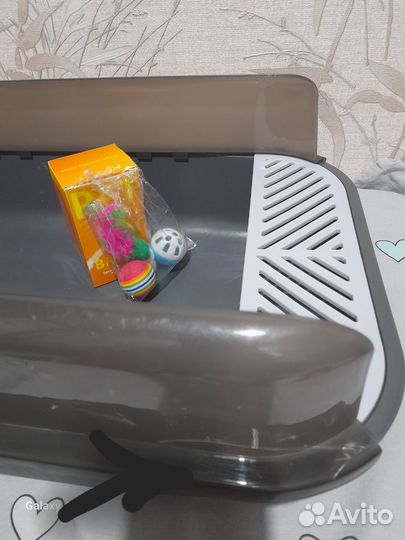 Лоток для кошек щётка.миска и игрушки