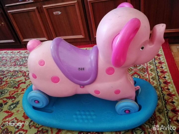 Слон-качалка, музыкальное зеркало и кухня