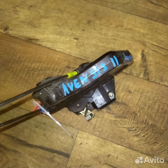 Замок двери задней правой Toyota Avensis 2