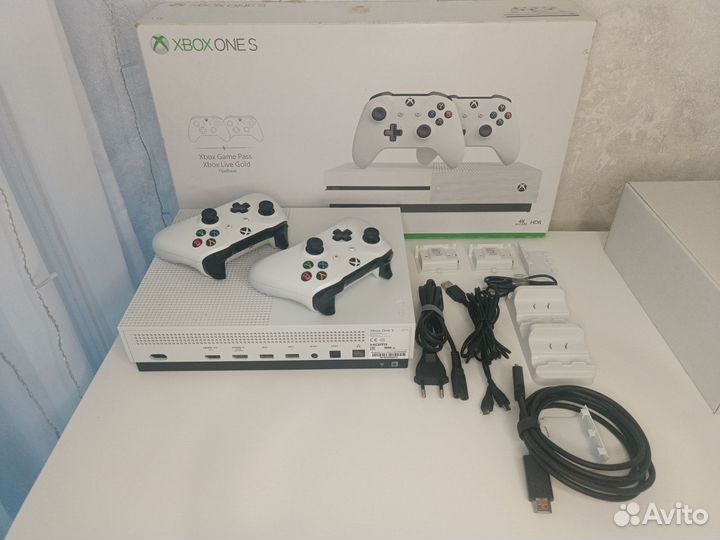 Xbox one s 1tb с двумя геймпадами