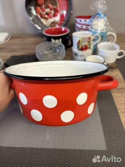 Посуда(кастрюля, чашки, блюдца, вазочка)