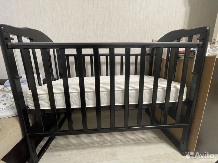 Детская кроватка с универсальным маятником