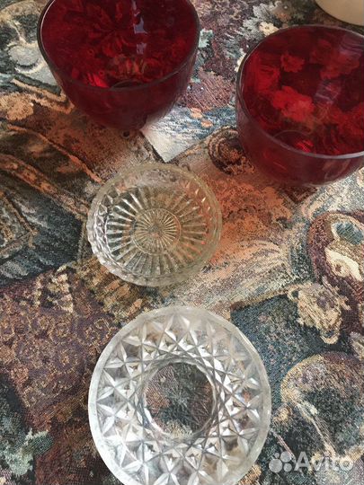 Две красных стеклянных вазы с хрустальными крышкам