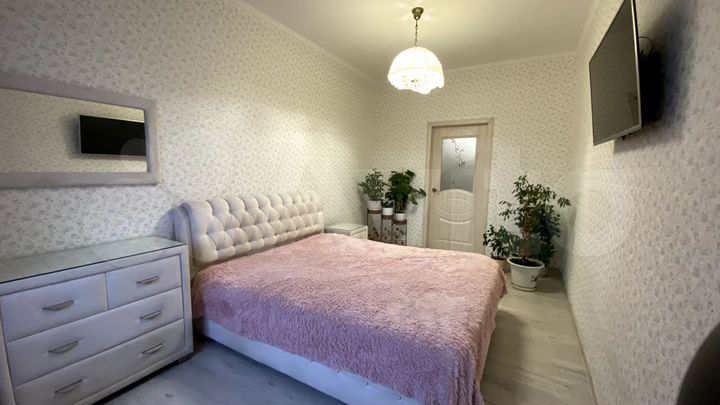 2-к. квартира, 60 м², 1/17 эт.