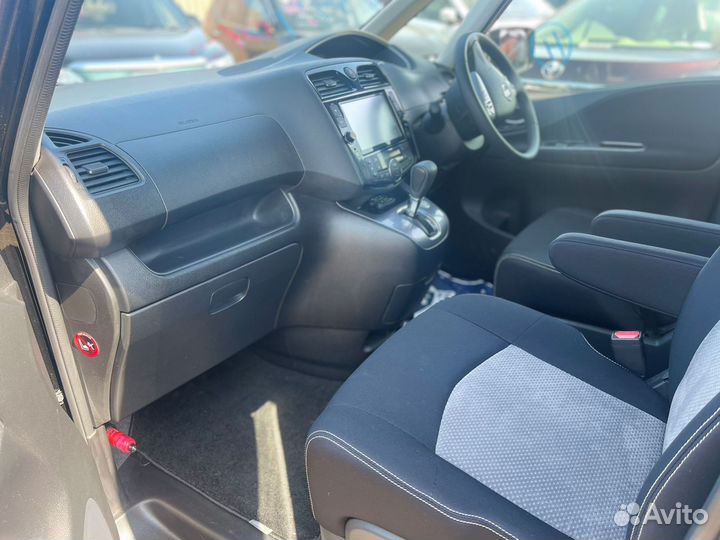 Водитель на своем минивене