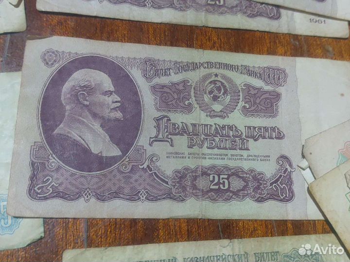 Много банкнот и монет