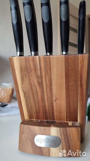Набор кухонных ножей на деревянной подставке