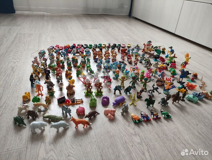 Игрушки из киндер сюрприза разные, все разом