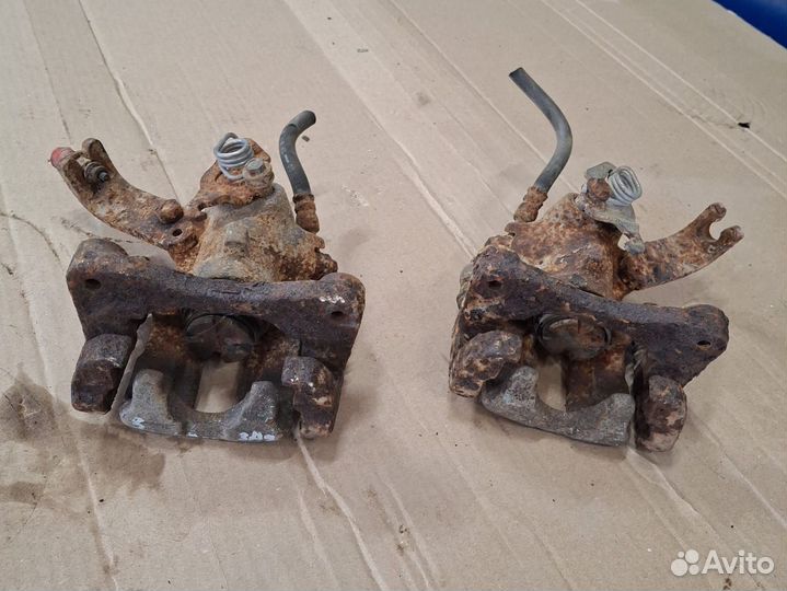 Супорт задний левый (правый) Nissan primera P10