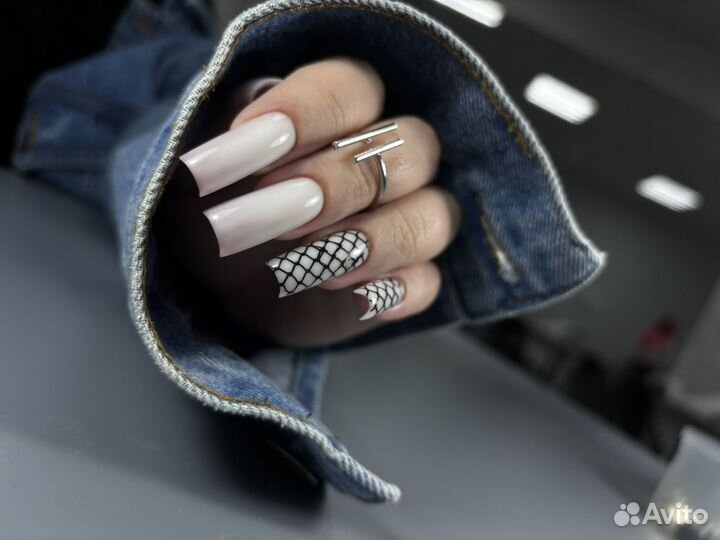 Маникюр в салоне