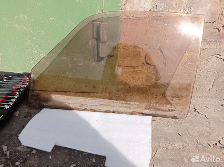 Стекло левой передней двери. газ 3110