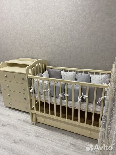 Детская кроватка с маятником и пеленальным комодом