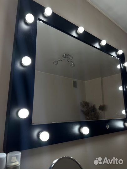 Гримерное зеркало с лампочками