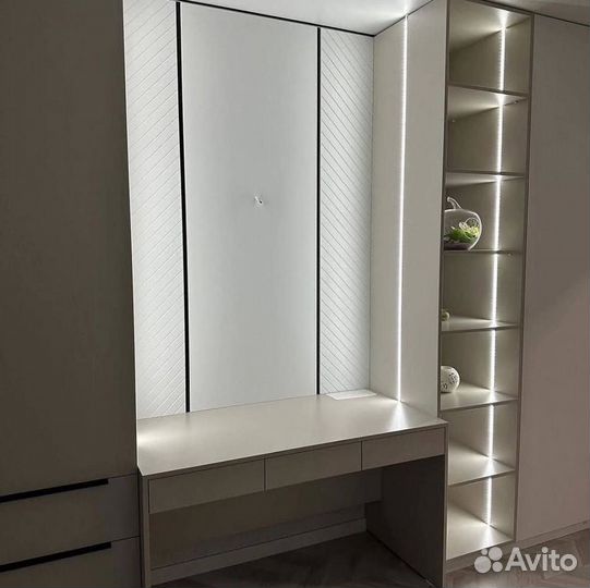 Рабочая зона у окна от производителя