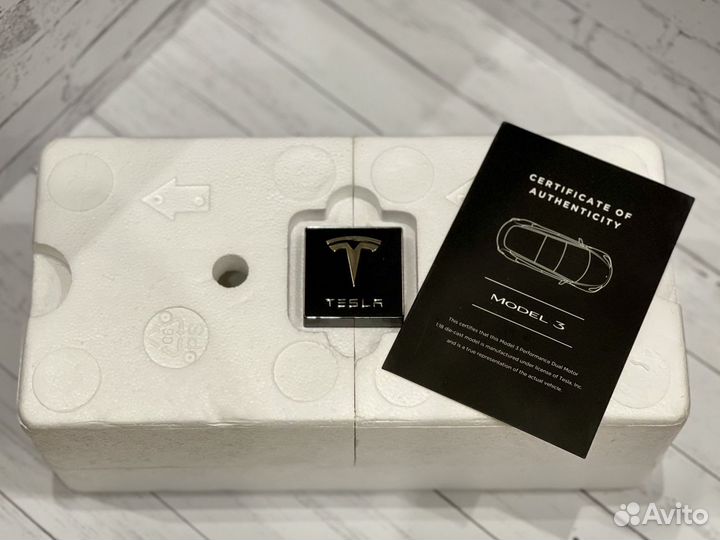 Модель Tesla model 3 1:18 коллекционная