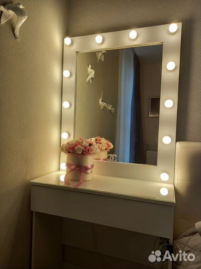 Макияжный столик с зеркалом и подсветкой