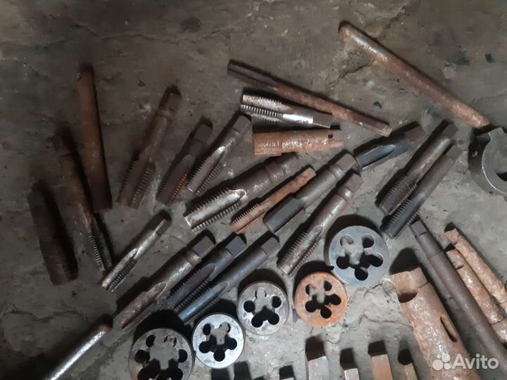 Токарные резцы по металлу,метчики,и т.д
